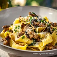 Pappardelle con Funghi e Salsiccia: Cremose e Boschive