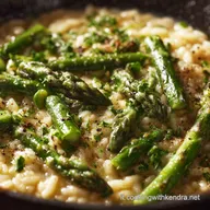 Risotto agli asparagi cremoso la ricetta per una mantecatura perfetta