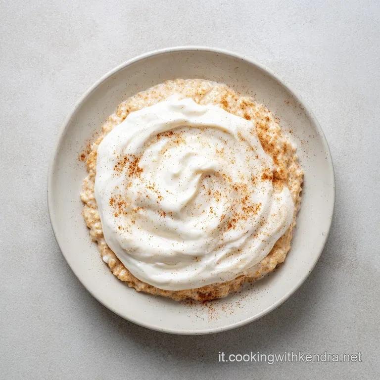Crema d'avena in ciotola bianca, decorata con file di mirtilli e un filo di miele dorato e lucido che cola lentamente.